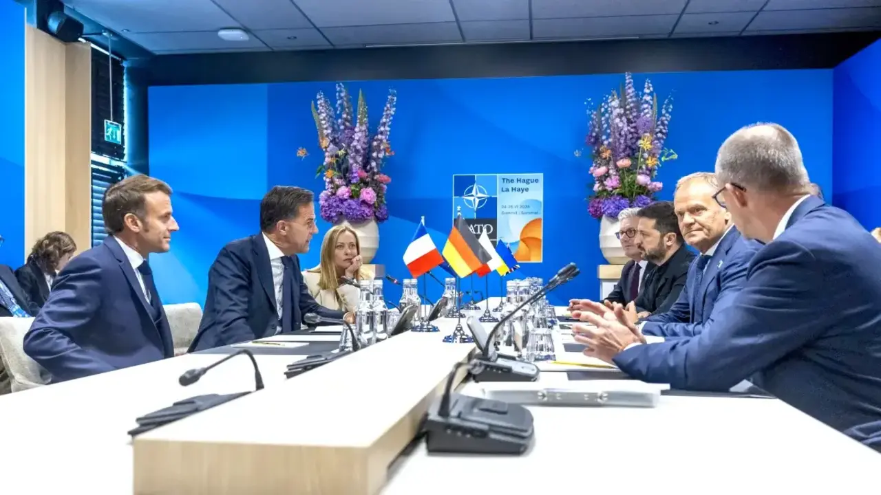 De izquierda a derecha: presidente de Francia, Emmanuel Macron; secretario general de la OTAN, Mark Rutte; Giorgia Meloni, presidenta de Italia; primer ministro del Reino Unido, Keir Starmer; Volodymir Zelensky, presidente de Ucrania; Olaf Scholz, excanciller de Alemania; y el presidente de Polonia,&nbsp;Andrzej Duda, durante las reuniones posteriores a la Cumbre de la Haya - PHOTO/PRESIDENCIA DE UCRANIA