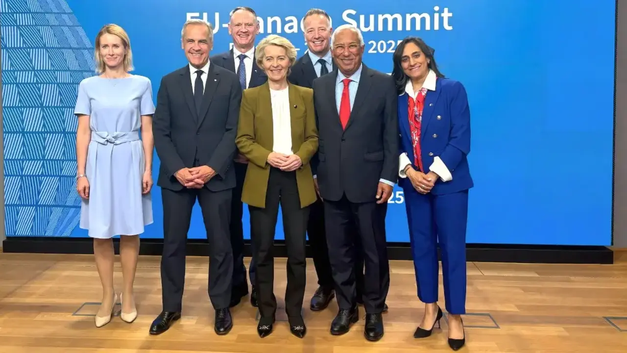 La presidenta de la Comisión Europea, Ursula von der Leyen, el presidente del Consejo Europeo, António Costa, y el primer ministro canadiense, Mark Carney, durante la cumbre entre Europa y Canadá el 23 de junio de 2025 - PHOTO/PRESIDENCIA DE CANADÁ
