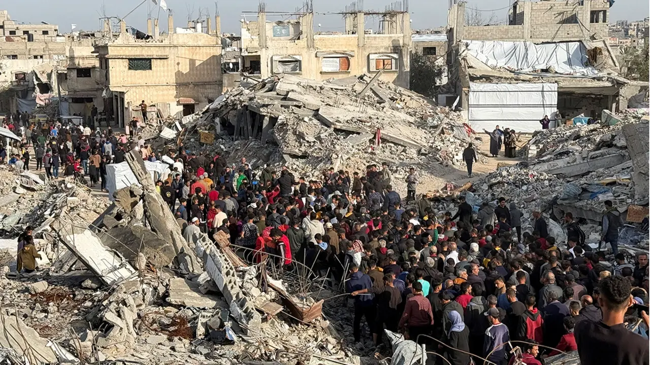 <p>Protestas exigiendo el fin de la guerra, coreando eslóganes contra Hamás, en Beit Lahiya, norte de la Franja de Gaza, 25 de marzo de 2025 - PHOTO/REUTERS&nbsp;</p>
