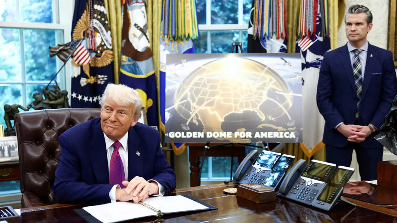 <p>El presidente de Estados Unidos, Donald Trump, hace un anuncio sobre el escudo de defensa antimisiles Golden Dome junto al secretario de Defensa de Estados Unidos, Pete Hegseth, en la Oficina Oval de la Casa Blanca en Washington, DC, EE. UU., el 20 de mayo de 2025 - REUTERS/ KEVIN LAMARQUE</p>
