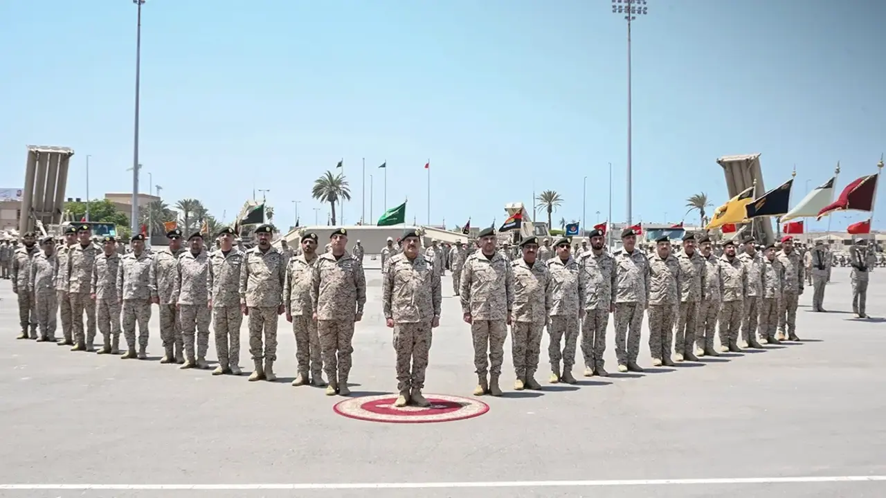 Líderes de las Fuerzas Armadas de Arabia Saduí en formación durante&nbsp;la presentación del nuevo sistema de Defensa antimisiles THAAD (Defensa Terminal de Área a Gran Altitud) - PHOTO/GOBIERNO DE ARABÍA SAUDÍ