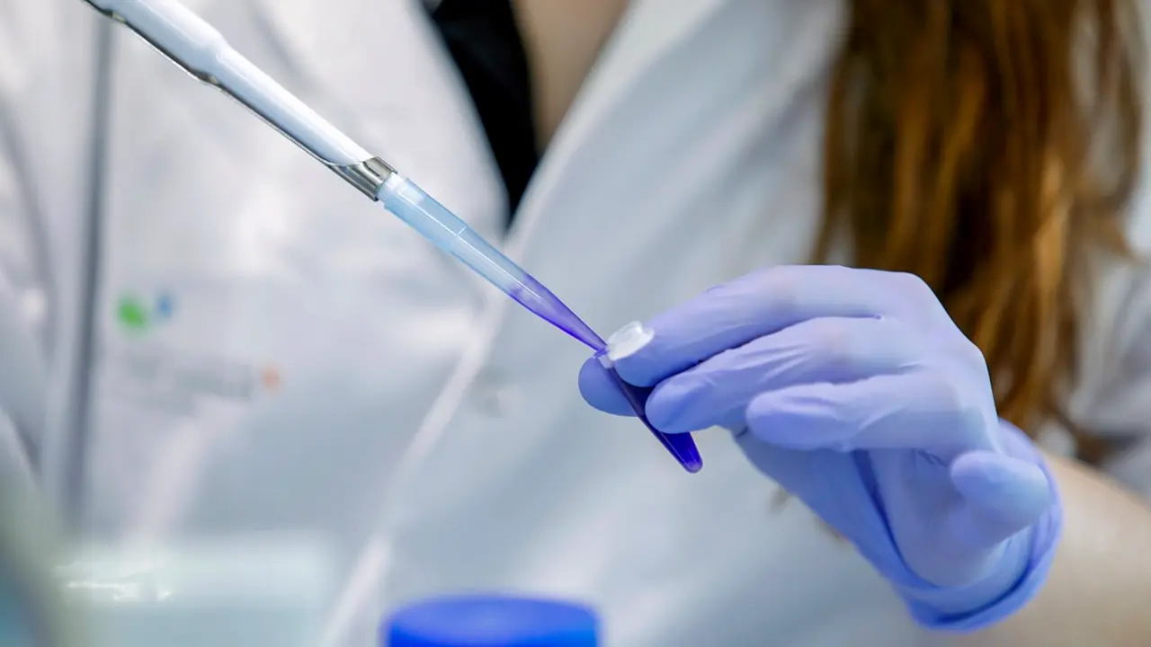 Utilitzación de una pipeta en un laboratorio - Marc Guillen. Fundación ”la Caixa”