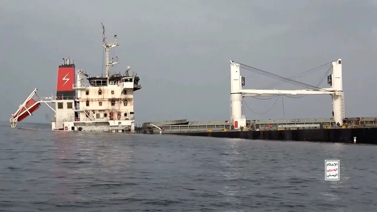 <p>Un buque, supuestamente operado por Grecia y con bandera liberiana, se hunde en un video publicado por los hutíes de Yemen en el Mar Rojo. Esta captura de pantalla fue tomada de un video publicado el 9 de julio de 2025 - HOUTHI MEDIA CENTER vía REUTERS</p>
