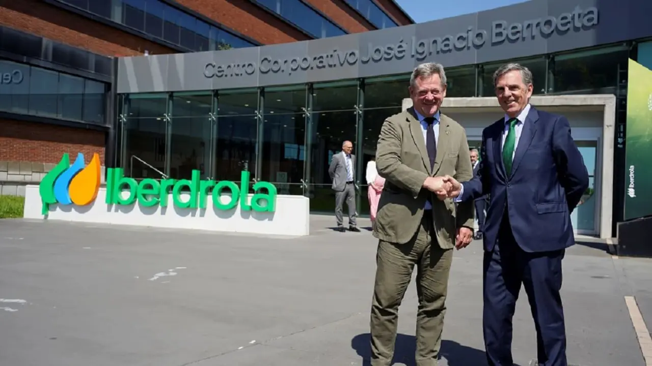 <p>El consejero de Seguridad del Gobierno, Vasco, Bingen Zupiria, y el director de Servicios y Recursos de Iberdrola, Bingen Zupiria</p>
