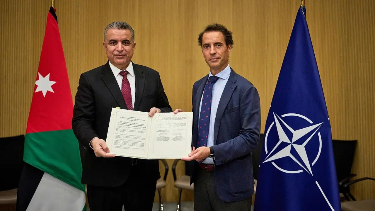 El jefe de la misión de Jordania ante la OTAN, el embajador Yousef Bataineh, y el representante del secretario general de la OTAN para la Vecindad Sur, el diplomático español Javier Colomina, muestran el texto del acuerdo&nbsp;PHOTO/OTAN