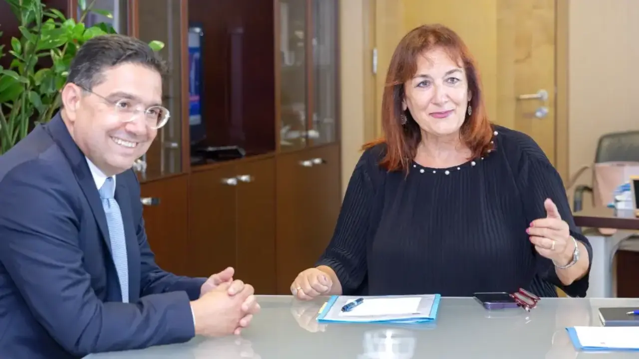 Nasser Bourita, ministro de Asuntos Exteriores, Cooperación Africana y Marroquíes Residentes en el Extranjero, junto a&nbsp;&nbsp;Dubravka Suica, Comisaria europea para el Mediterráneo, en el contexto de la V Edición de la Reunión Ministerial de la Unión Europea en Bruselas el 14 de julio - PHOTO/X/MAROC DIPLOMATIE