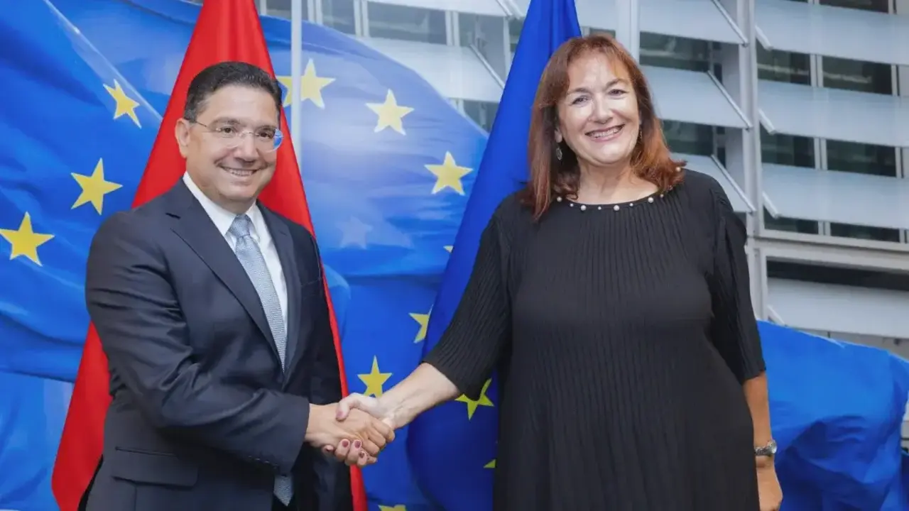 Nasser Bourita, ministro de Asuntos Exteriores, Cooperación Africana y Marroquíes Residentes en el Extranjero, junto a&amp;nbsp;&amp;nbsp;Dubravka Suica, Comisaria europea para el Mediterráneo, en el contexto de la V Edición de la Reunión Ministerial de la Unión Europea en Bruselas el 14 de julio - PHOTO/X/MAROC DIPLOMATIE