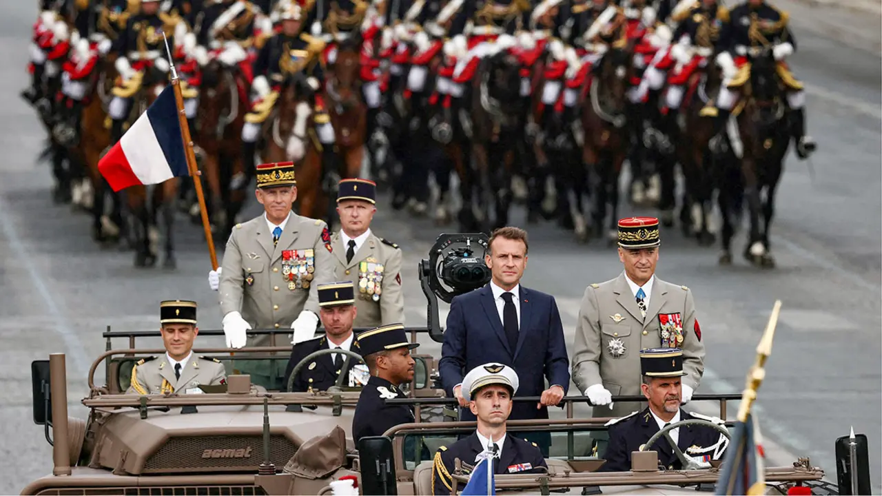 <p>El presidente francés, Emmanuel Macron, junto al jefe del Estado Mayor de las Fuerzas Armadas Francesas (CEMA), Thierry Burkhard, durante la ceremonia militar anual del Día de la Bastilla en la avenida de los Campos Elíseos en París, Francia, el 14 de julio de 2025 - REUTERS/GONZALO FUENTES&nbsp;</p>
