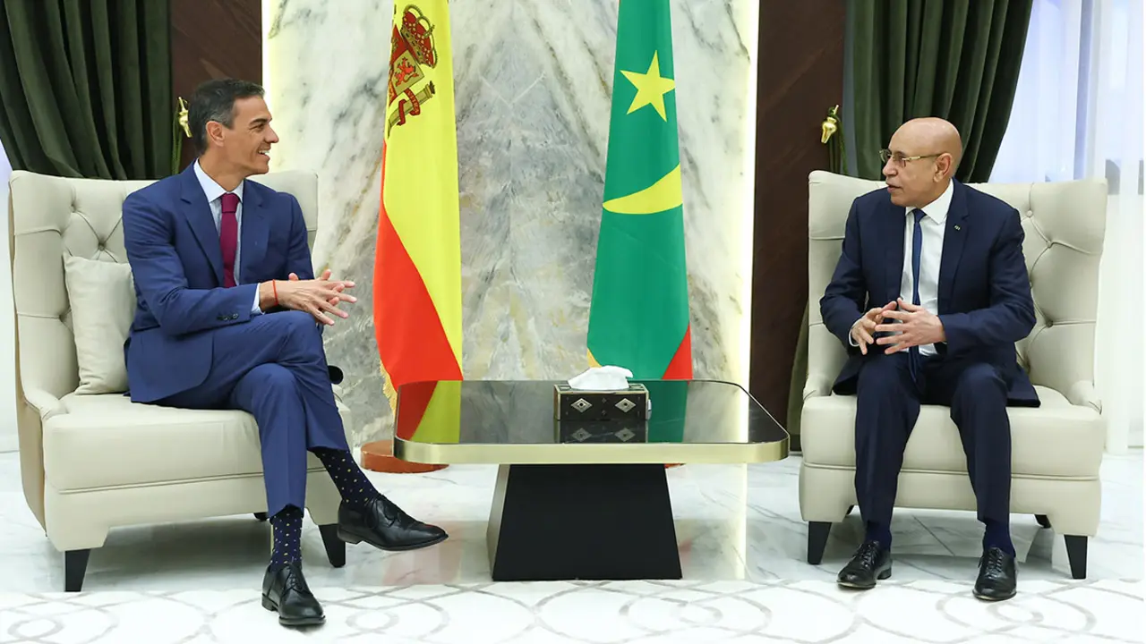 El presidente del Gobierno, Pedro Sánchez, y el presidente de la República Islámica de Mauritania, Mohamed Cheikh, durante la reunión que han mantenido - PHOTO/Pool Moncloa/Fernando Calvo