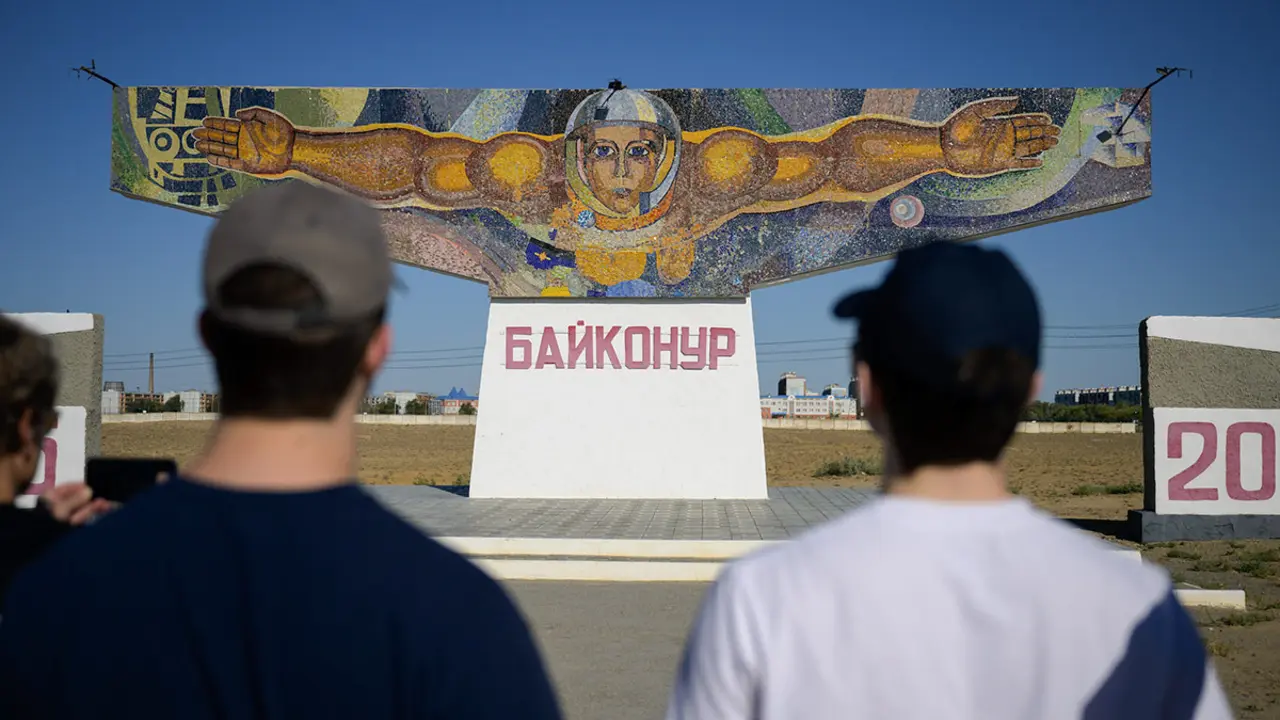 El cosmódromo recibe a sus visitantes con un gran mosaico que representa a Baikonur, con su nombre en ruso, como la primera puerta de acceso a la exploración del espacio ultraterrestre -&nbsp;PHOTO/NASA-Bill Ingalls