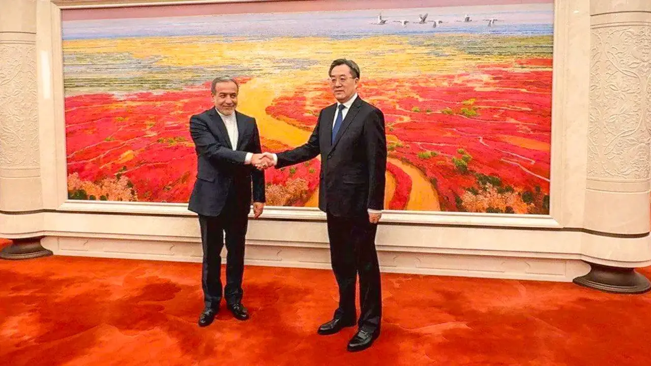 Ministro de Asuntos Exteriores de Irán, Abbas Araghchi, en Shanghái junto su homólogo chino, Wang Yi, el 23 de abril de 2025 - PHOTO/MINISTERIO DE ASUNTOS EXTERIORES DE IRÁN