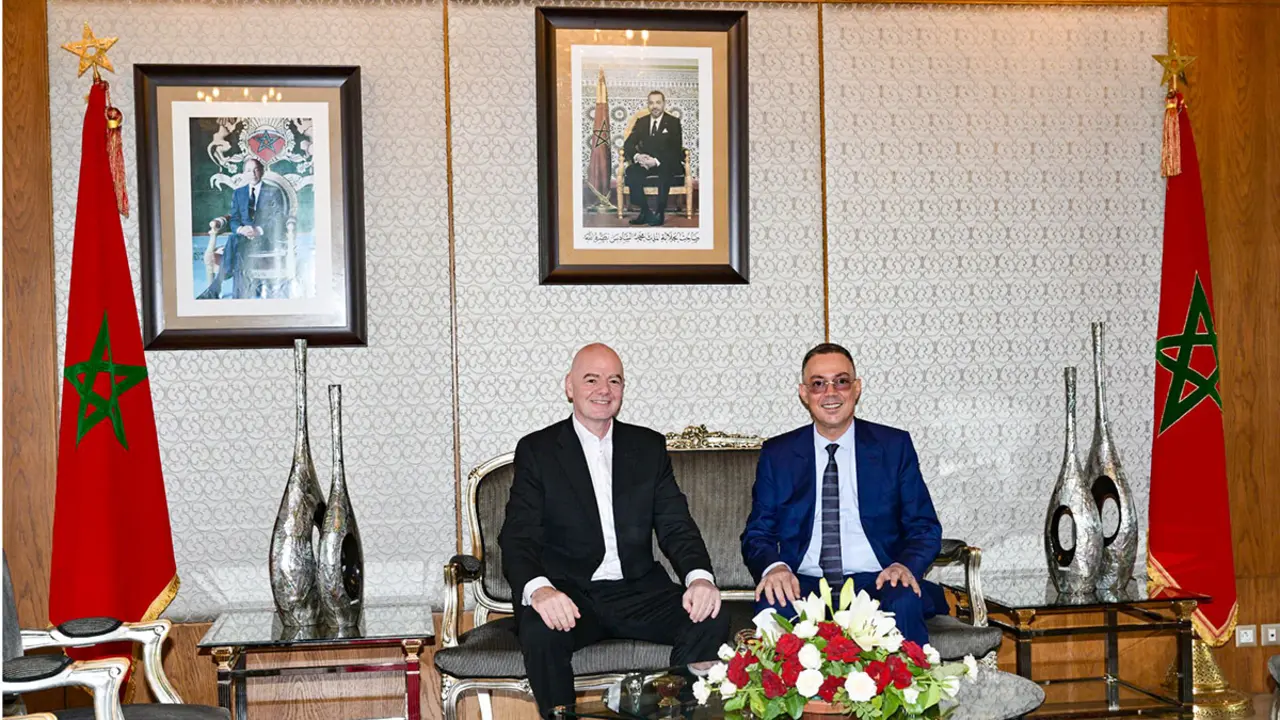 Gianni Infantino, presidente de la FIFA, junto a Fouzi Lekjaa, presidente de la Federación Real de Marruecos de Fútbol (FRMF) el 19 de julio de 2025 – PHOTO/X/@FRMFOFFICIEL