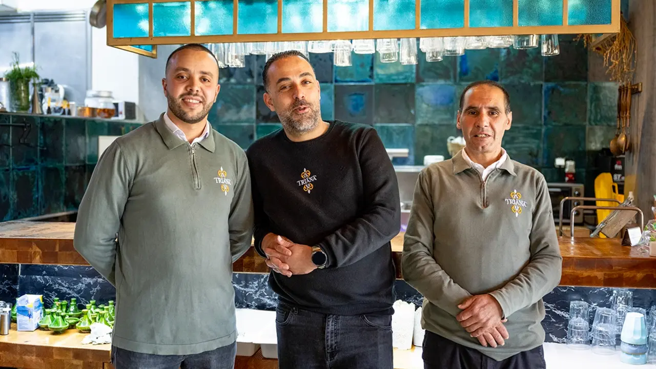 <p>Moussable Alami, gerente del restaurante Triana, con miembros de su equipo&nbsp;- ATALAYAR/GUILLERMO LÓPEZ&nbsp;</p>
