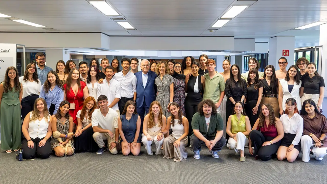 <p>El presidente de la Fundación ”la Caixa”, Isidro Fainé, se ha reunido con los becados de grado de la convocatoria de 2023 - PHOTO/Fundación "la Caixa"</p>
