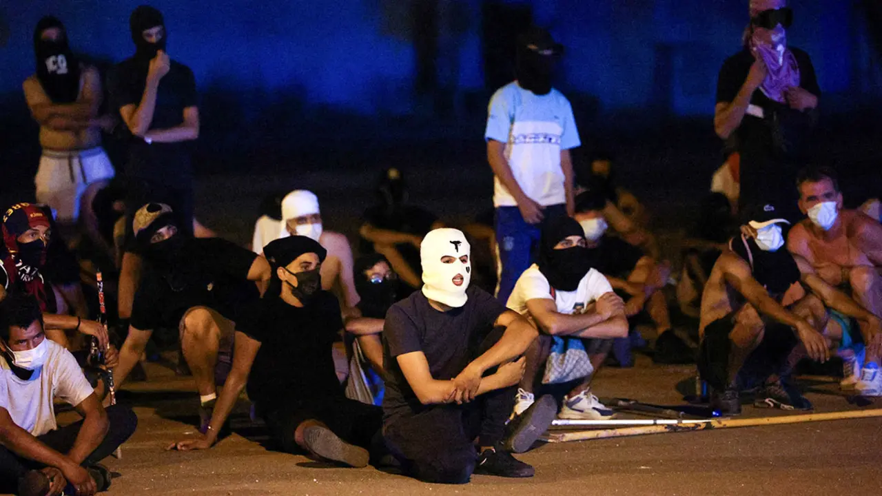 La gente se reúne en una calle, en medio de disturbios antinmigrantes tras un ataque a un anciano por parte de asaltantes desconocidos a principios de semana, en Torre Pacheco, España, el 15 de julio de 2025 - REUTERS/VIOLETA SANTOS MOURA