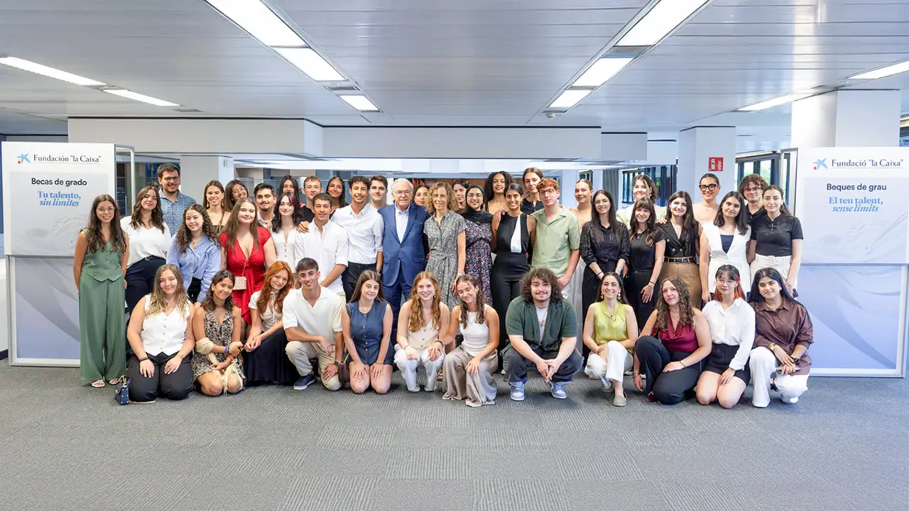 <p>El presidente de la Fundación ”la Caixa”, Isidro Fainé, se ha reunido con los becados de grado de la convocatoria de 2023 - PHOTO/Fundación "la Caixa"</p>
