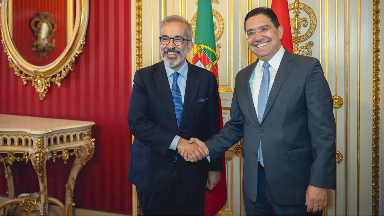 Nasser Bourita, ministro de Asuntos Exteriores, Cooperación Africana y Marroquíes Residentes en Extranjero, junto a Paulo Rangel, ministro de Estado y Asuntos Exteriores de Portugal, estrechando la mano tras finalizar la conferencia posterior a la reunión bilateral el 22 de julio en Lisboa, Portugal - PHOTO/X/MAROC DIPLOMATIE
