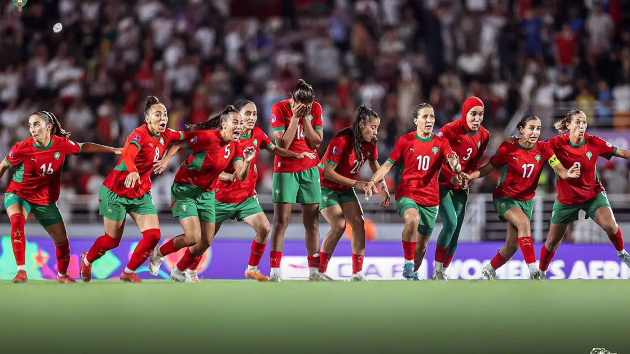 Jugadoras de la selección de las Leonas del Atlas celebran el último gol de la tanda de penaltis frente a Ghana que les daba el paso a la segunda final consecutiva de la Copa Africana de Naciones Femenina (WAFCON) en el Estadio Olímpico de Rabat, el 23 de julio - PHOTO/X/ENMAROC