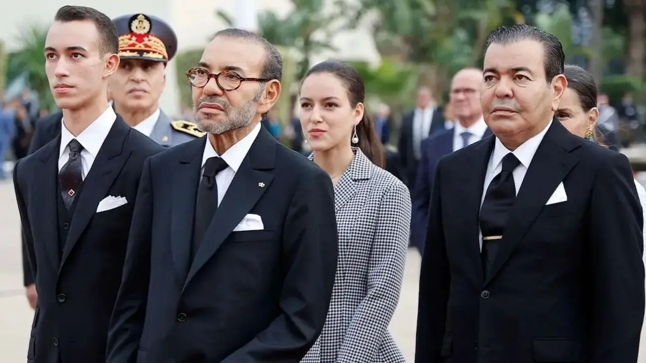 El rey de Marruecos, Mohamed VI, con el príncipe heredero, su hijo Moulay Hassan, con su hermano, Moulay Rachid, y con su hija la princesa Lalla Khadija