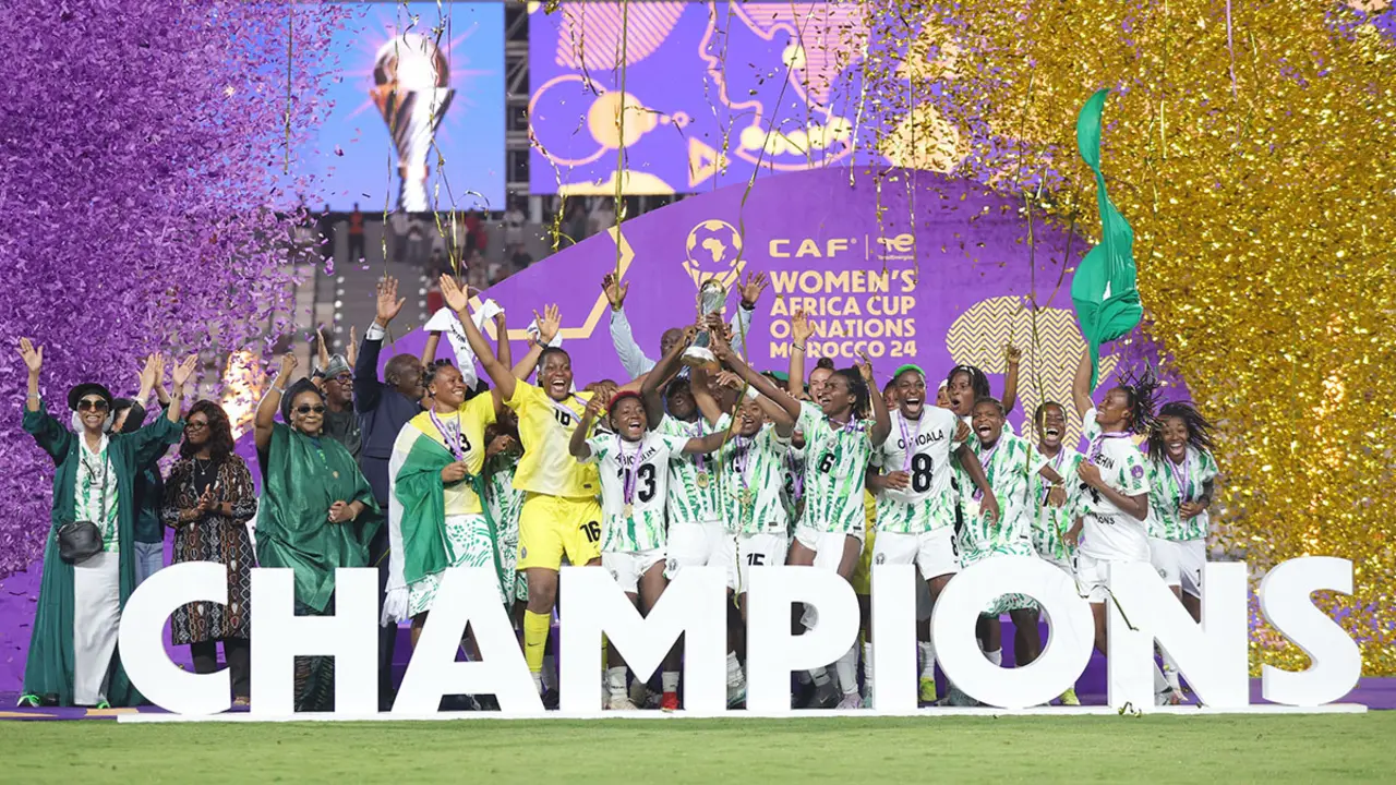 Jugadoras de la selección de Nigeria levantando el trofeo de campeonas de la Copa Africana de Naciones Femenina 2025 disputada en el Estadio Olímpico de Rabat, en Marruecos - PHOTO/WAFCON