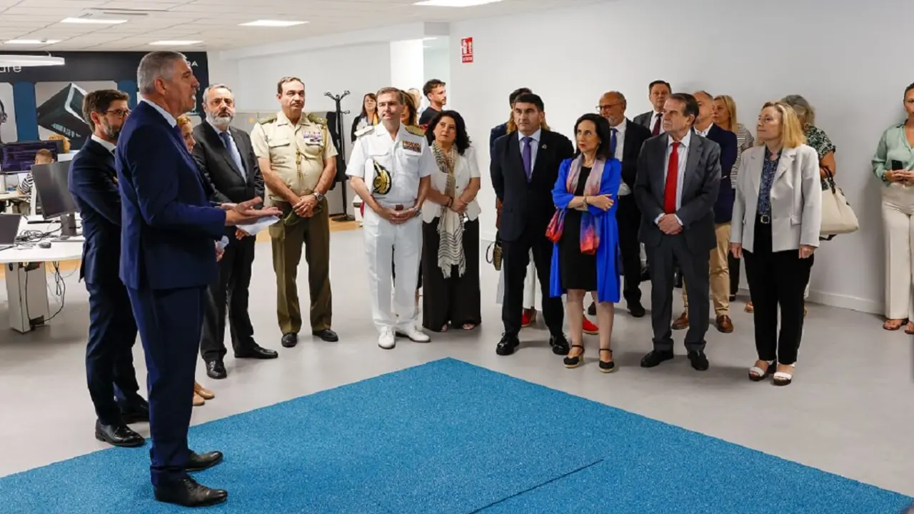 Visita de Margarita Robles, ministra de Defensa de España, al centro de Indra Group en Vigo