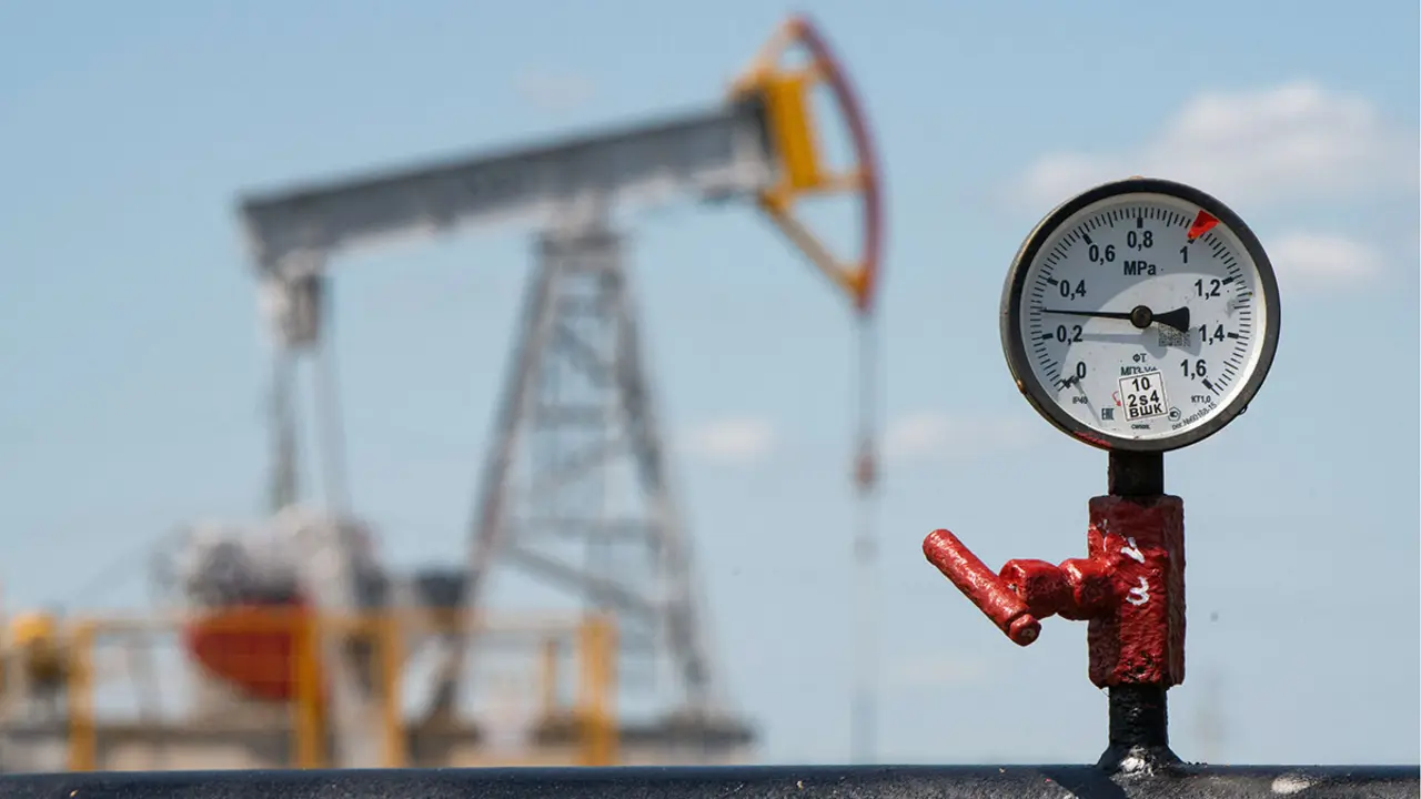 <p>Una vista muestra un manómetro cerca de los gatos de la bomba de petróleo en las afueras de Almetyevsk, en la República de Tartaristán, Rusia, el 14 de julio de 2025 - PHOTO/REUTERS&nbsp;</p>
