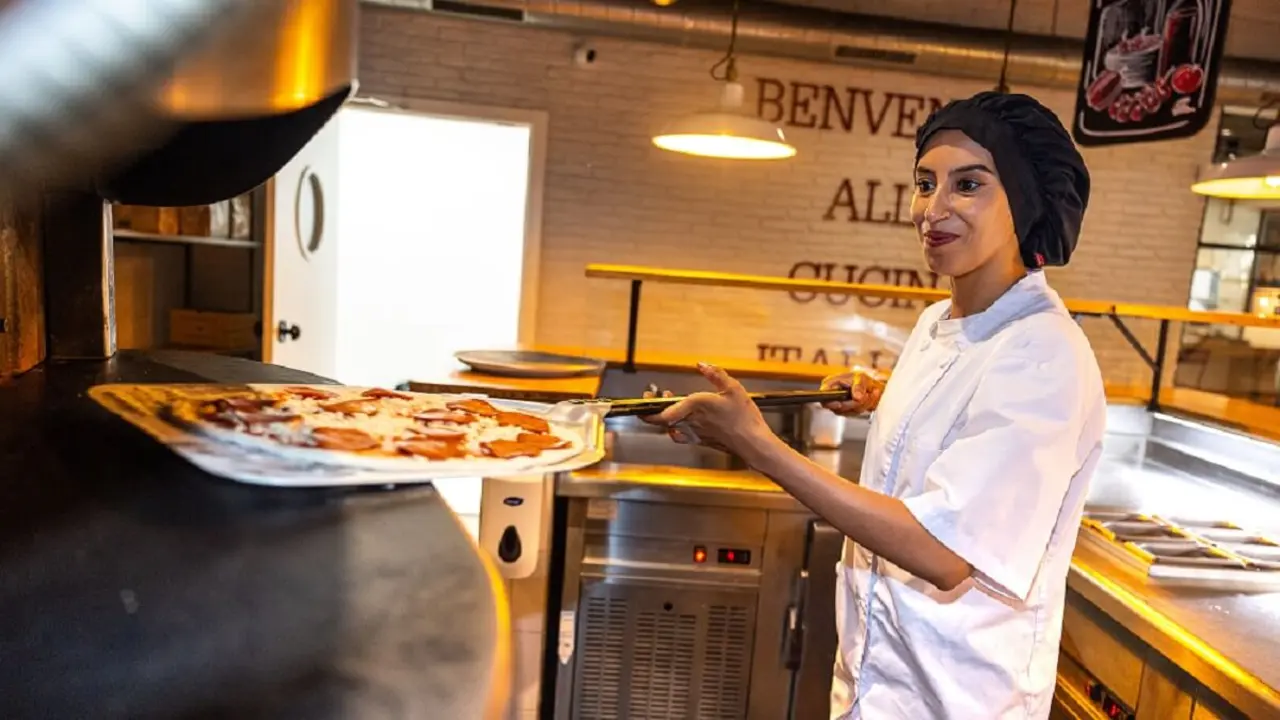 Atika ha encontrado trabajo de cocinera en el restaurante Ginos de Toledo a través de Incorpora. © Ismael Serrano. Fundación "la Caixa"