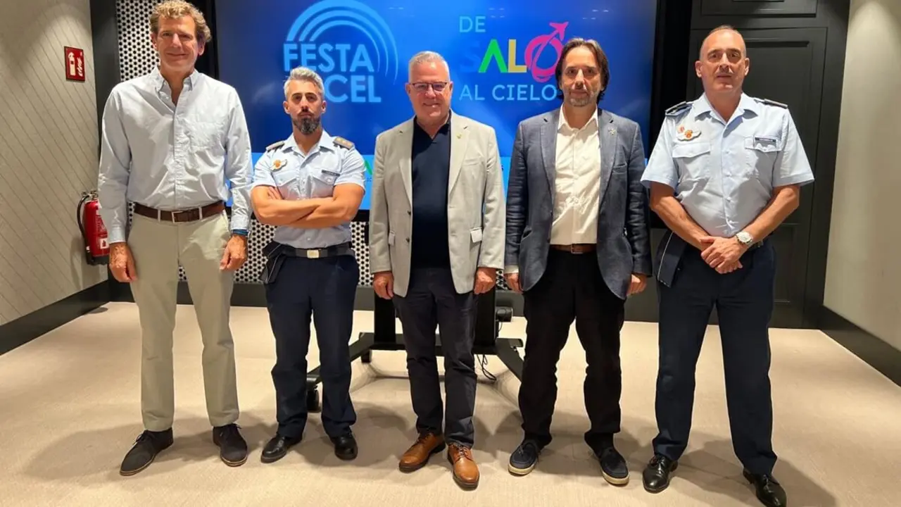 El alcalde de Salou, Pere Granados (centro), flanqueado por los representantes del festival aéreo, del Ejército del Aire y pilotos - PHOTO/ATALAYAR
