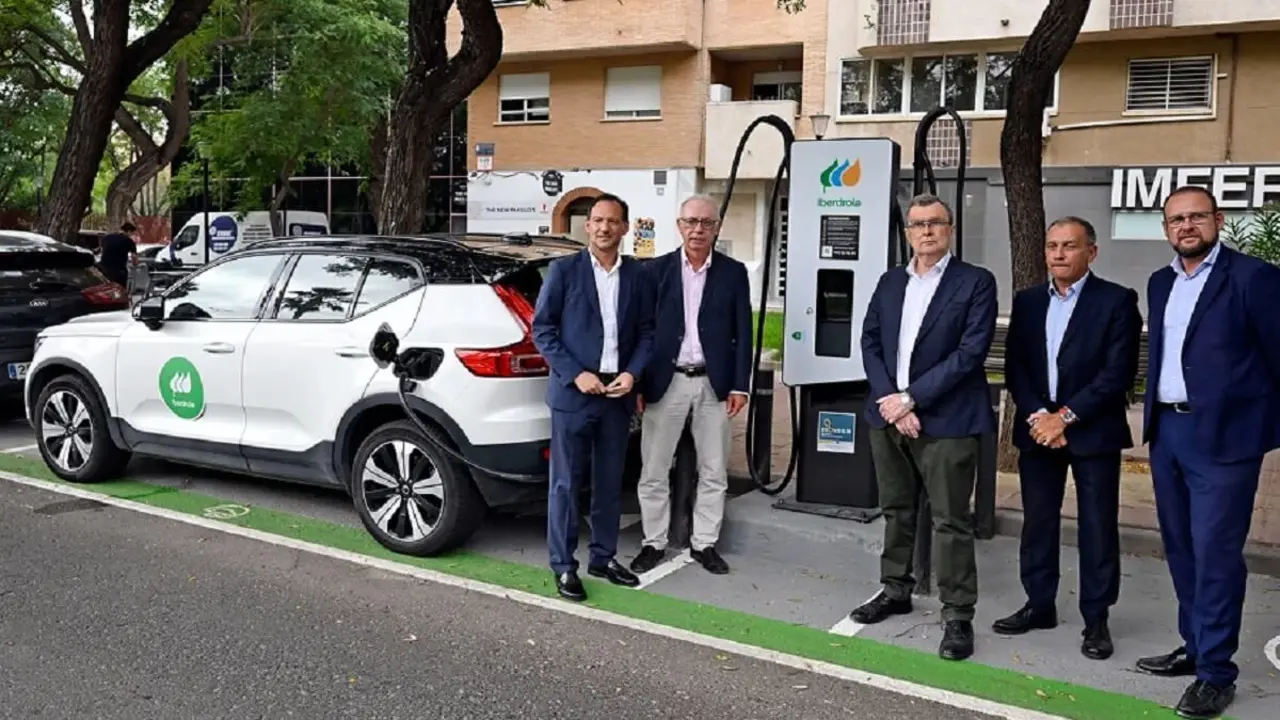 <p>El alcalde de Murcia, José Ballesta, ha realizado una visita a los nuevos equipos de recarga instalados en la Avenida de los Pinos</p>
