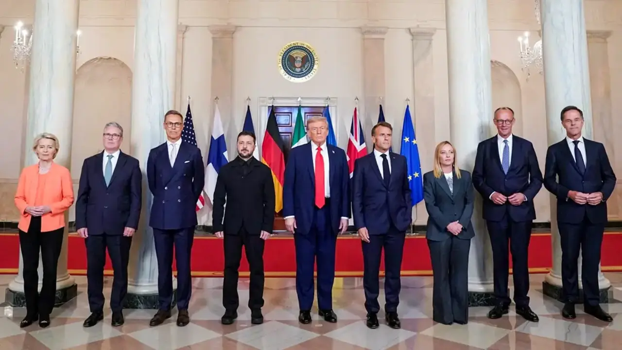 El presidente de los Estados Unidos, Donald Trump; el presidente de Ucrania, Volodymyr Zelenskiy; el canciller alem&aacute;n, Friedrich Merz; el presidente franc&eacute;s Emmanuel Macron, el primer ministro brit&aacute;nico Keir Starmer, la primera ministra italiana Giorgia Meloni y el presidente finland&eacute;s Alexander Stubb, el secretario general de la OTAN, Mark Rutte, y la presidenta de la Comisi&oacute;n Europea, Ursula von der Leyen, posan para una foto de familia en medio de las negociaciones para poner fin a la guerra de Rusia en Ucrania, en la Casa Blanca en Washington, D.C., EE. UU., el 18 de agosto de 2025 - REUTERS/Alexander Drago