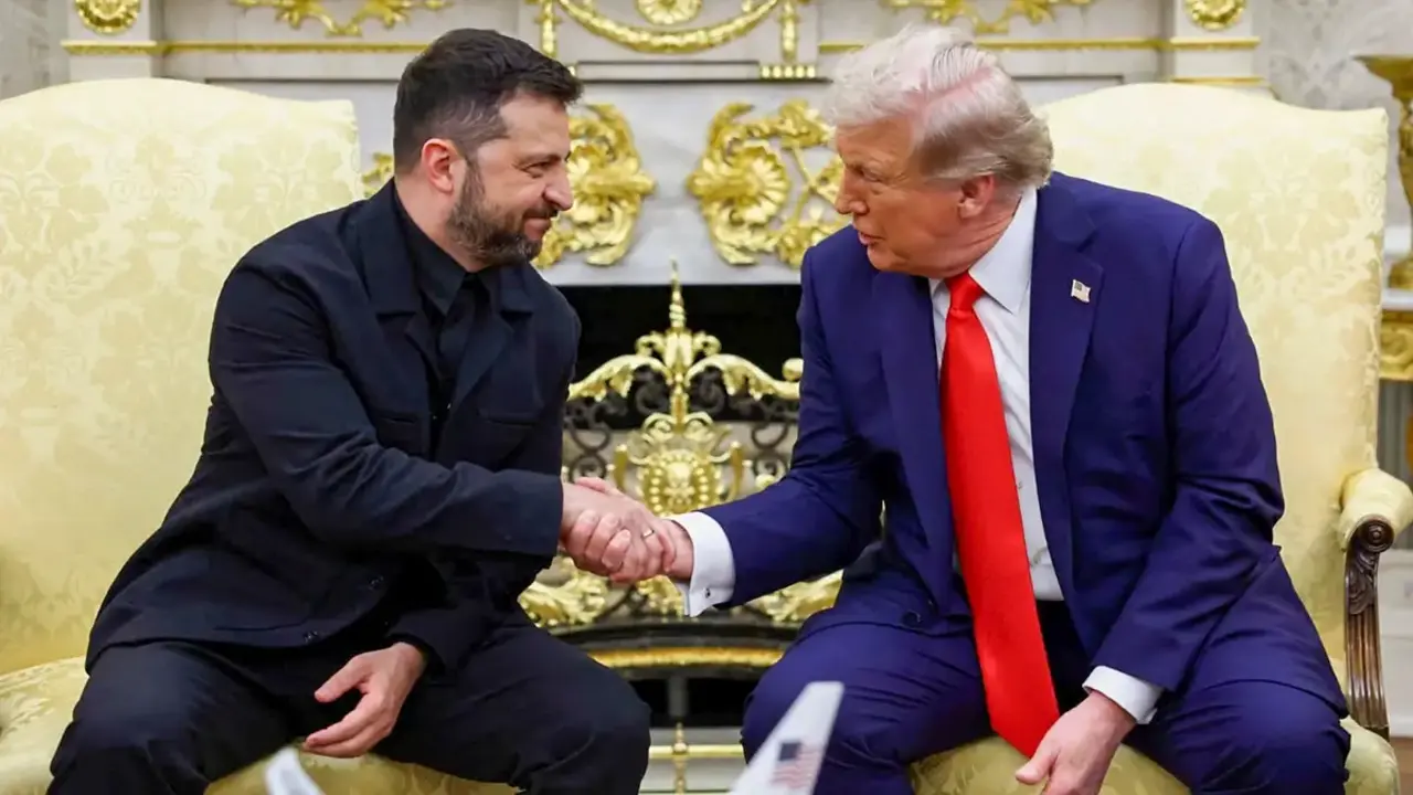El presidente de los Estados Unidos, Donald Trump, y el presidente de Ucrania, Volodymyr Zelenskiy, se dan la mano durante su reunión en el Despacho Oval de la Casa Blanca, en medio de las negociaciones para poner fin a la guerra de Rusia en Ucrania, en Washington, D.C., Estados Unidos, el 18 de agosto de 2025. - REUTERS/Kevin Lamarque