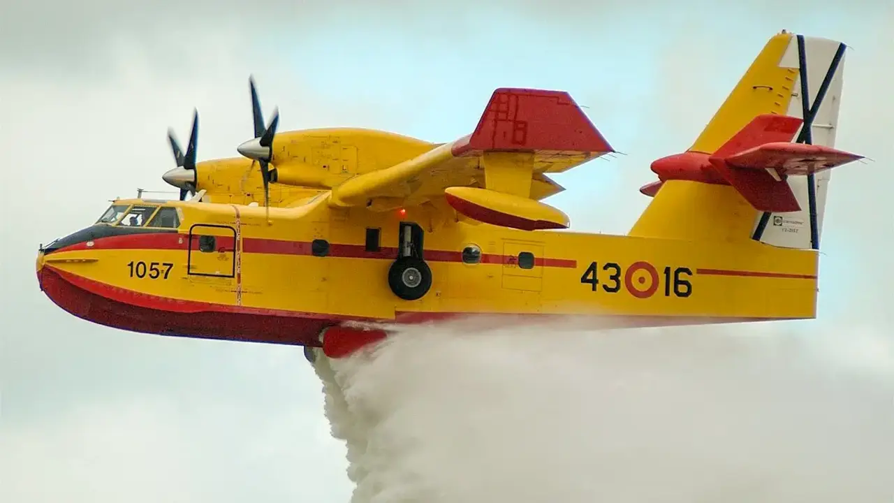 Avión Canadiar 215, con 5.000 litros de agua de capacidad - PHOTO/REDES SOCIALES