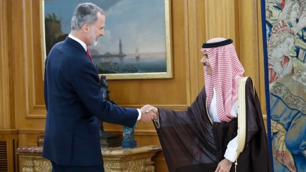 PHOTO/CASA REAL ESPAÑOLA - El rey de España, Felipe VI, recibe al ministro de Asuntos Exteriores de Arabia Saudí, el príncipe Faisal bin Farhan Al Saud, en el Palacio de la Zarzuela el 13 de junio de 2022
