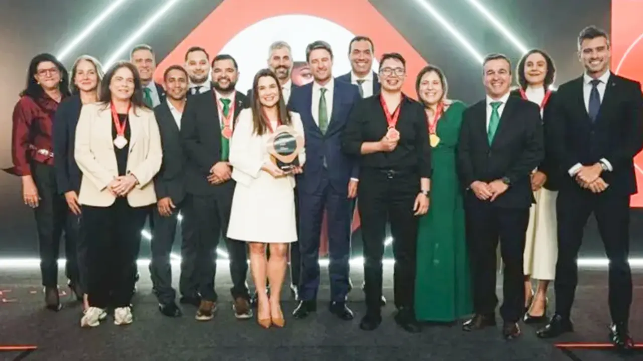 El equipo de Neoenergia recibe los reconocimientos en la gala de los Premios Abradee 2025