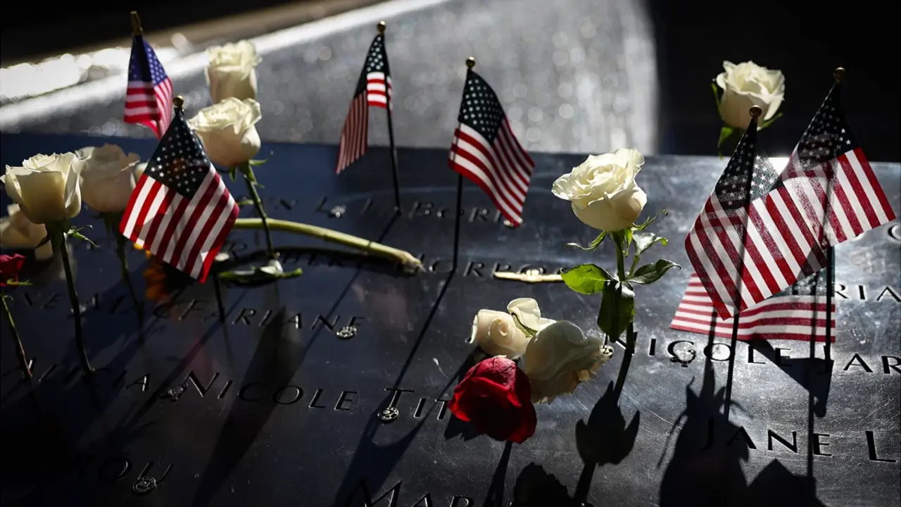<p>Flores y banderas se muestran a la izquierda en el estanque reflectante sur durante una ceremonia que conmemora el 23.&ordm; aniversario de los ataques del 11 de septiembre de 2001 al World Trade Center en el Memorial y Museo del 11-S en el distrito de Manhattan de la ciudad de Nueva York, EE. UU., el 11 de septiembre de 2024 - REUTERS/ MIKE SEGAR</p>
