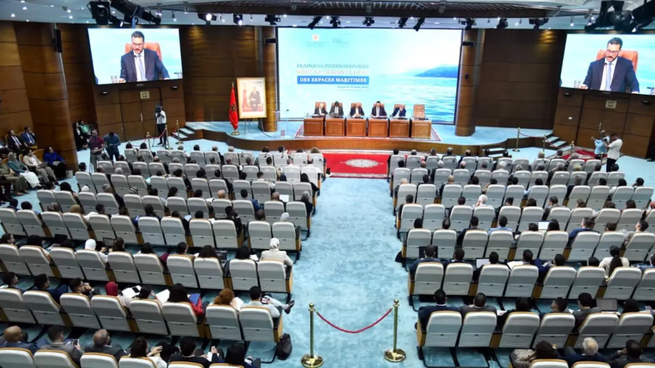 Samy Marrakchi, jefe de Gabinete del ministro de Exteriores marroqu&iacute;, Nasser Bourita, lee el discurso en nombre de &eacute;ste durante la conferencia &ldquo;Pr&aacute;cticas Internacionales en la delimitaci&oacute;n de los espacios mar&iacute;timos&rdquo;, celebrada el 26 de agosto en Rabat &ndash; PHOTO/@MarocDiplomatie