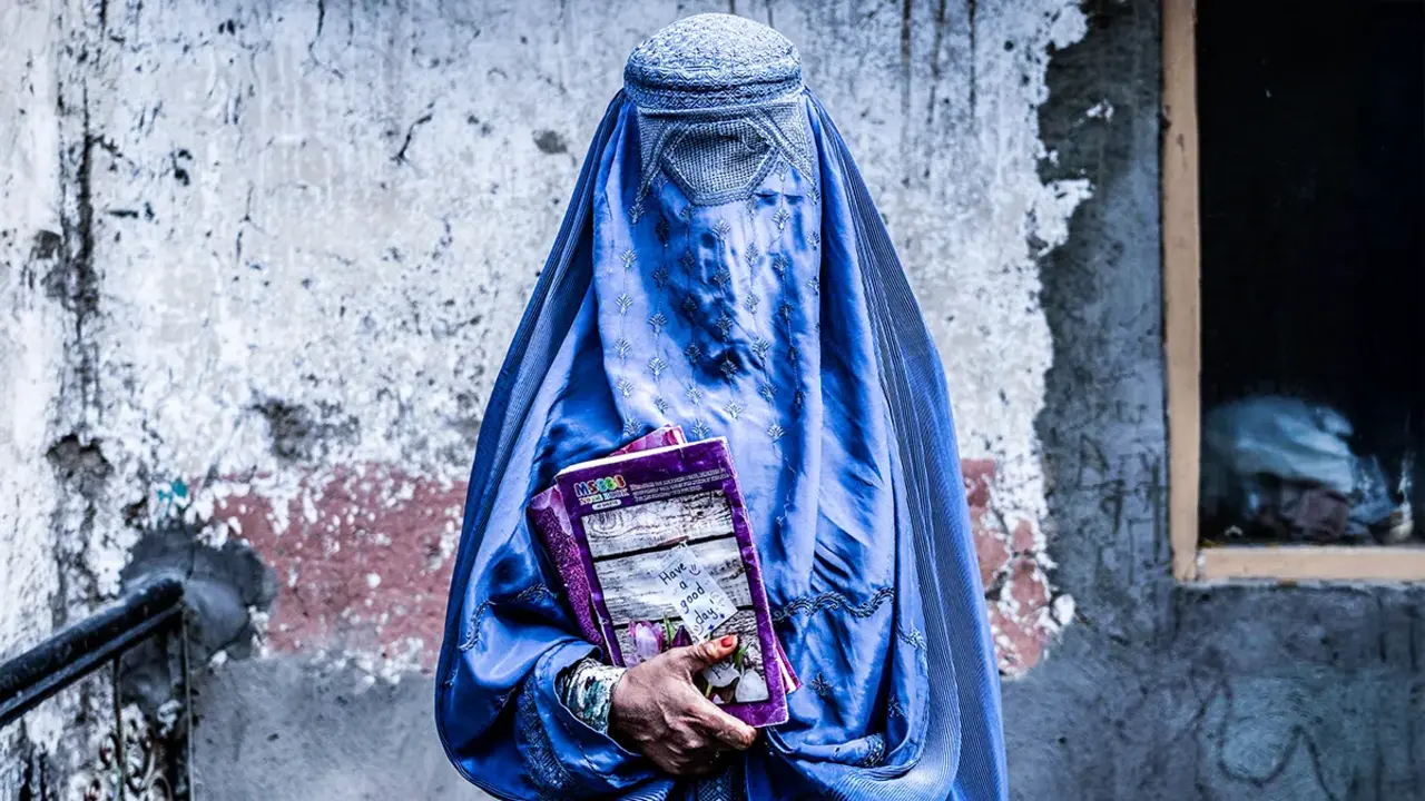 <p>Arefeh, una mujer afgana de 40 a&ntilde;os, sale de una escuela clandestina en Kabul, Afganist&aacute;n - AP/ EBRAHIM NOROOZI</p>
