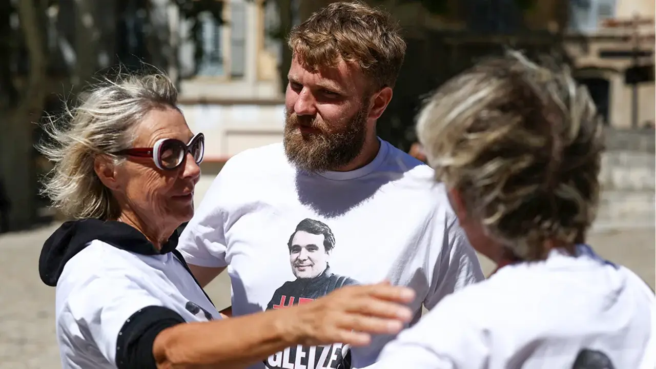 Maxime Gleizes, hermano del periodista franc&eacute;s Christophe Gleizes, condenado a siete a&ntilde;os de prisi&oacute;n por un tribunal argelino, habla con sus partidarios durante una marcha que exige la liberaci&oacute;n de su hermano, en Avi&ntilde;&oacute;n, Francia - REUTERS/ MANON CRUZAR