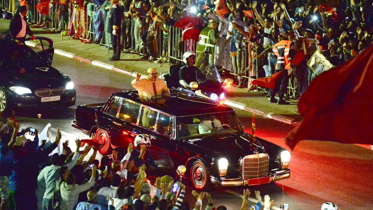 El rey de Marruecos, Mohammed VI, saluda a la multitud desde su coche durante una manifestaci&oacute;n conmemorativa de la Marcha Verde - PHOTO/MAP