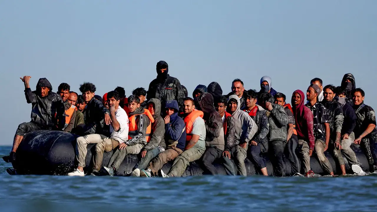 <p>Grupo de migrantes en un bote inflable - REUTERS/ HANNAH McKAY&nbsp;</p>
