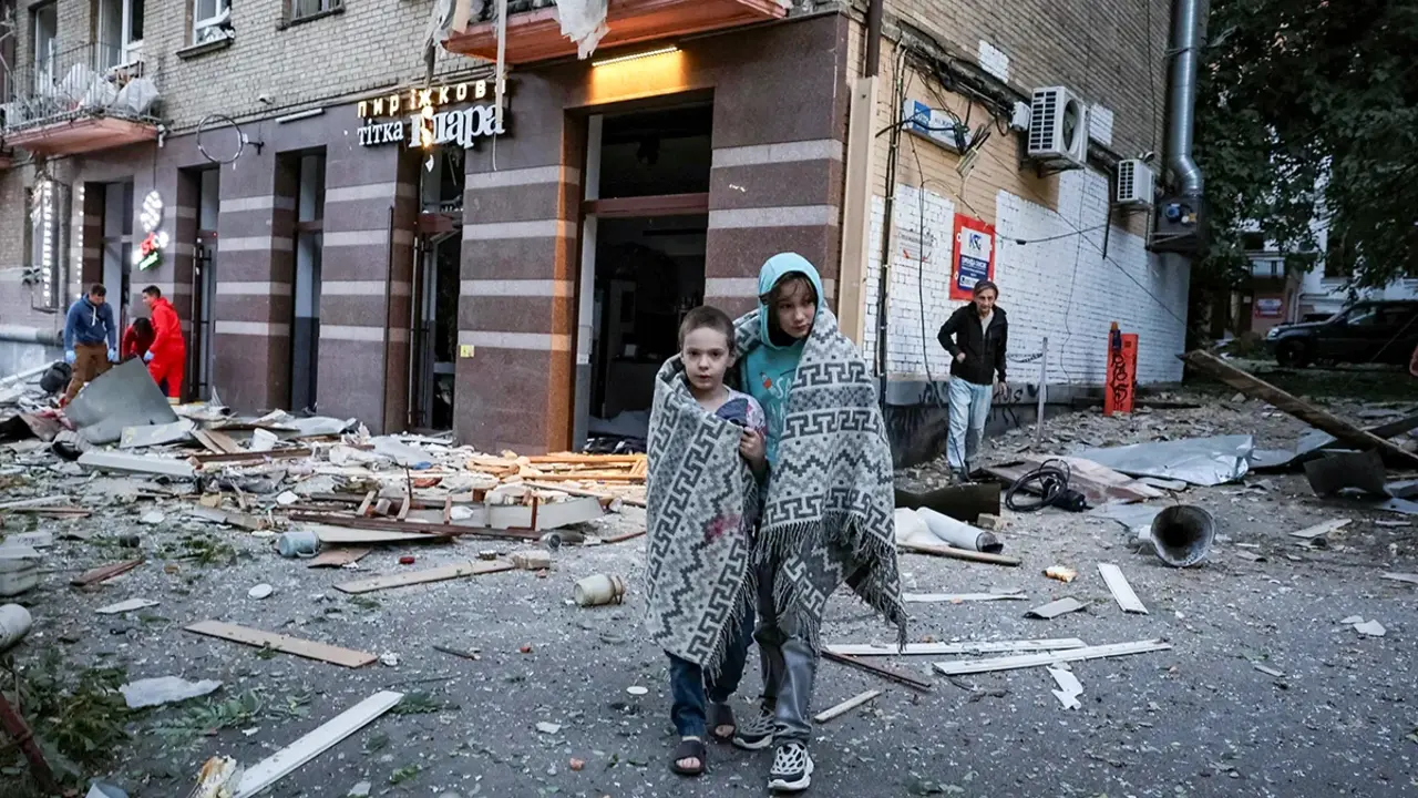 <p>Residentes observan el lugar del ataque con drones y misiles rusos, en medio del ataque ruso contra Ucrania, en Kiev, Ucrania, el 28 de agosto de 2025 - PHOTO/REUTERS&nbsp;</p>
