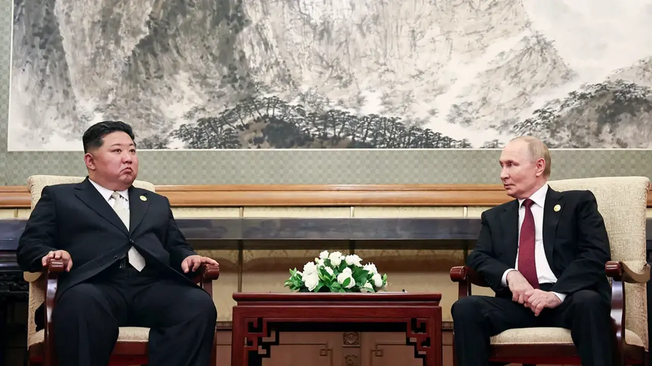 <p>El presidente ruso, Vlad&iacute;mir Putin, y el l&iacute;der norcoreano, Kim Jong-un, se reunieron en Pek&iacute;n, China, el 3 de septiembre de 2025  - Sputnik/Alexander Kazakov/Pool v&iacute;a REUTERS</p>
