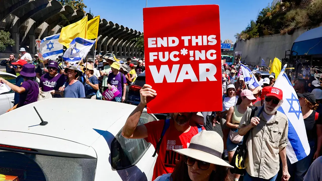 <p>Familiares y simpatizantes de israel&iacute;es retenidos por militantes de Ham&aacute;s en Gaza desde los ataques del 7 de octubre de 2023, portan pancartas y banderas nacionales durante una protesta en Jerusal&eacute;n exigiendo la acci&oacute;n del gobierno para asegurar su liberaci&oacute;n - PHOTO/ REUTERS</p>
