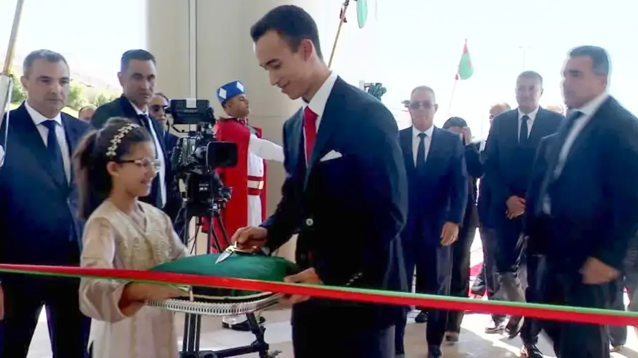 El Pr&iacute;ncipe Heredero de Marruecos Moulay El Hassan durante el acto de inauguraci&oacute;n del nuevo Estadio Moulay Abdellah en Rabat - PHOTO/MAP