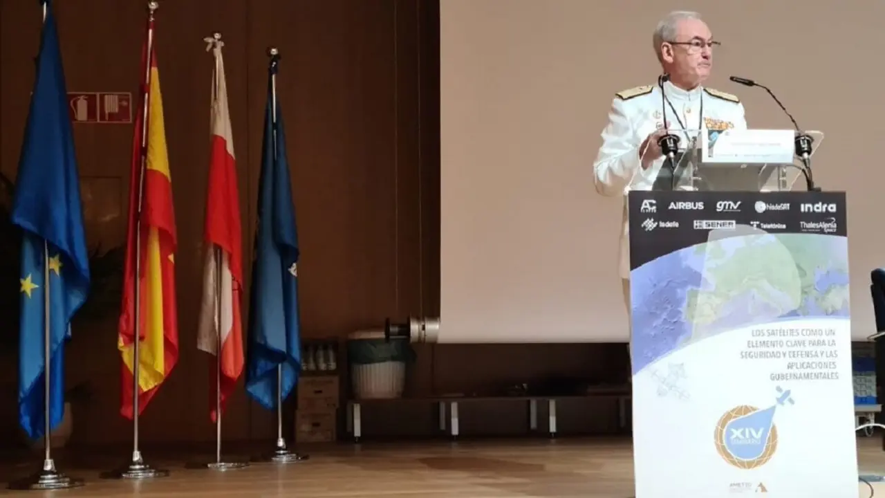 El jefe del Estado Mayor de la Defensa, almirante Teodoro L&oacute;pez Calder&oacute;n, ha impartido la conferencia inaugural del seminario anual que re&uacute;ne en Santander a los profesionales del colectivo de sat&eacute;lites y aplicaciones militares -&nbsp;PHOTO/EMAD