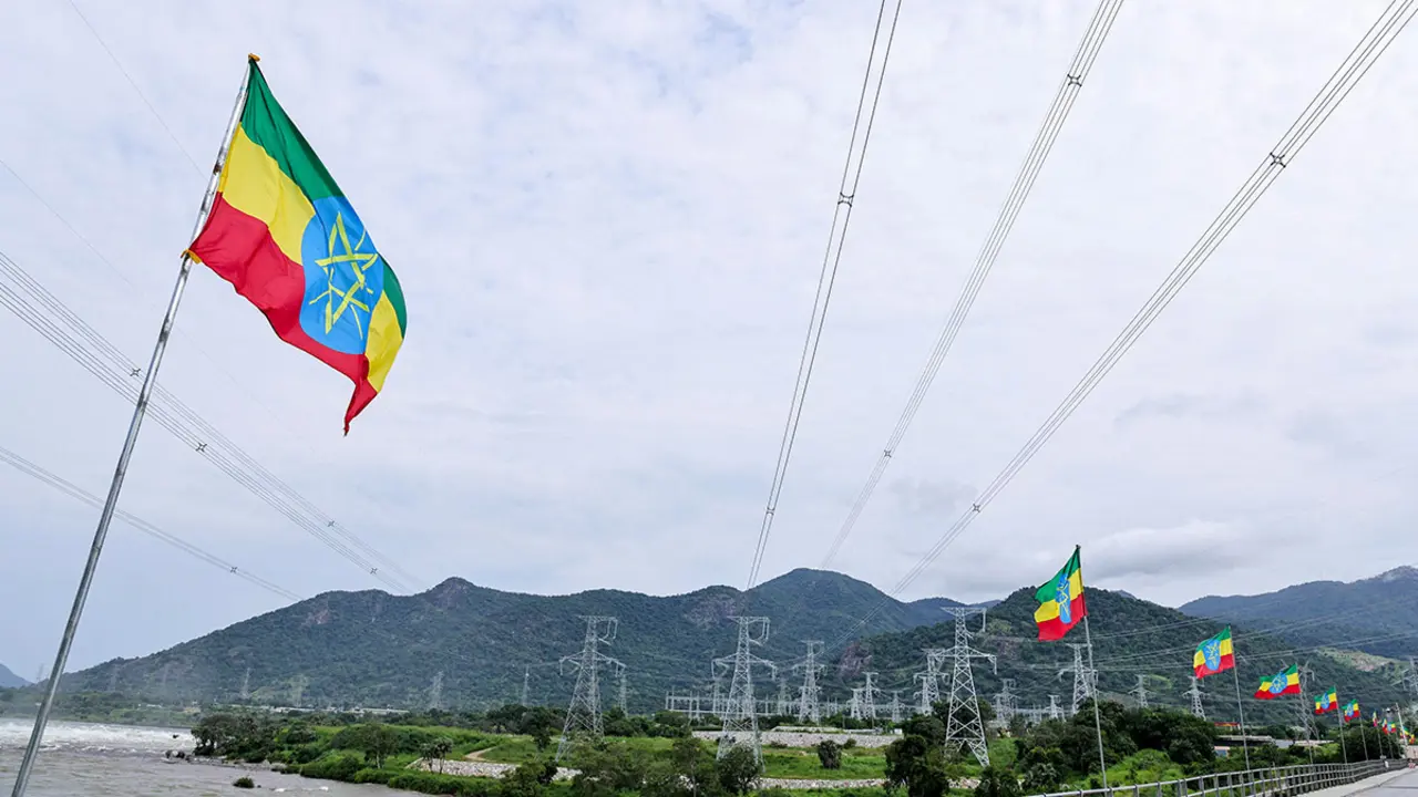 <p>Banderas et&iacute;opes ondean en el viento junto a una central el&eacute;ctrica en la Gran Presa del Renacimiento Et&iacute;ope (GERD), construida a lo largo del Nilo Azul, durante su inauguraci&oacute;n, en Guba, regi&oacute;n de Benishangul-Gumuz, Etiop&iacute;a, el 9 de septiembre de 2025 - REUTERS/ TIKSA NEGERI&nbsp;</p>

