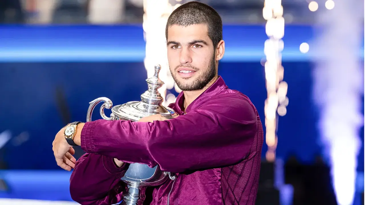 <p>Carlos Alcaraz a con el trofeo del Abierto de Estados Unidos tras ganar la final individual masculina en el Centro Nacional de Tenis Billie Jean King - PHOTO/ Mike Frey-Imagn Images &nbsp;via REUTERS</p>
