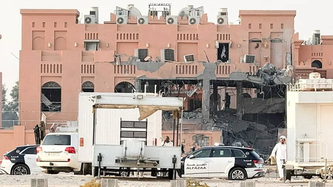 <p>Un edificio da&ntilde;ado tras un ataque israel&iacute; contra l&iacute;deres de Ham&aacute;s, seg&uacute;n un funcionario israel&iacute;, en Doha, Qatar, el 9 de septiembre de 2025&nbsp;- REUTERS/ IBRAHEEM ABU MUSTAFA</p>
