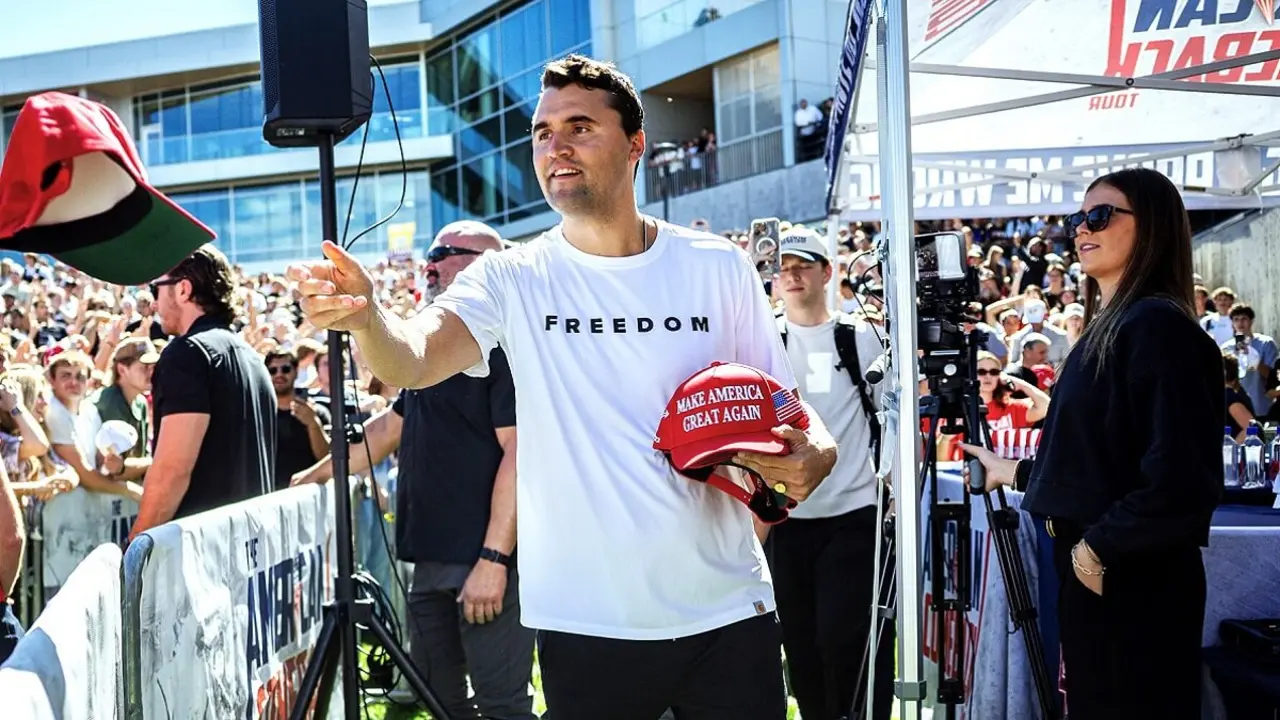 Charlie Kirk, fundador de Turning Point USA, durante el acto en la Universidad de Utah donde fue asesinado tras ser disparado el 10 de septiembre de 2025 - PHOTO/REDES SOCIALES