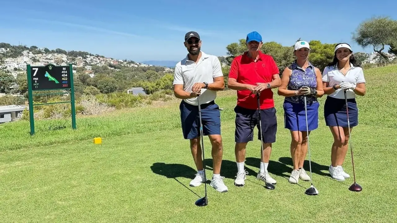 En el campo de golf de Al Haouira, Pedro Gonz&aacute;lez con los marroqu&iacute;es Achraf El Harrak y Khadija Marouani, y la granadina Cristina Hita
